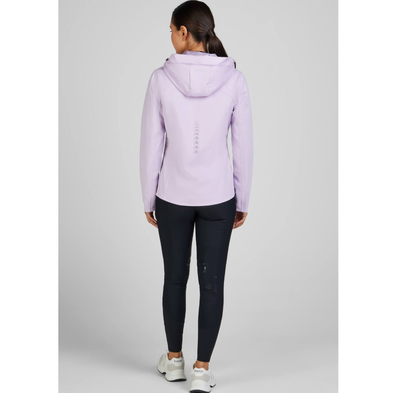 Pikeur Windbreaker Damen Athleisure FS 2025 Jacke, helllila, Person trägt die Jacke von hinten.