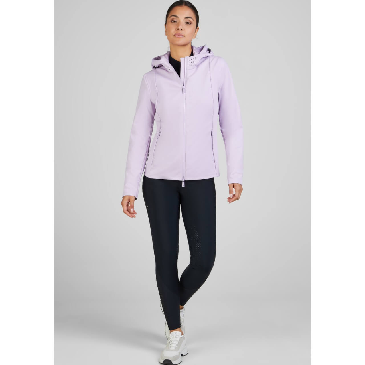 Pikeur Windbreaker Damen Athleisure FS 2025 Jacke, Pale Lilac, Model trägt die Jacke.