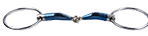 Pferdegebiss mit blauen Verbindungsstücken.