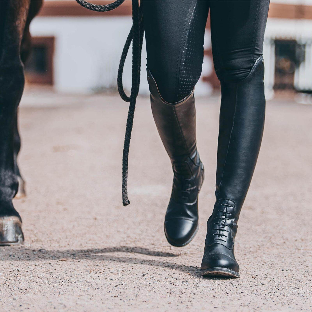 Reitstiefel Nova Tall Vegan, Schwarz, an einer Person beim Reiten getragen.