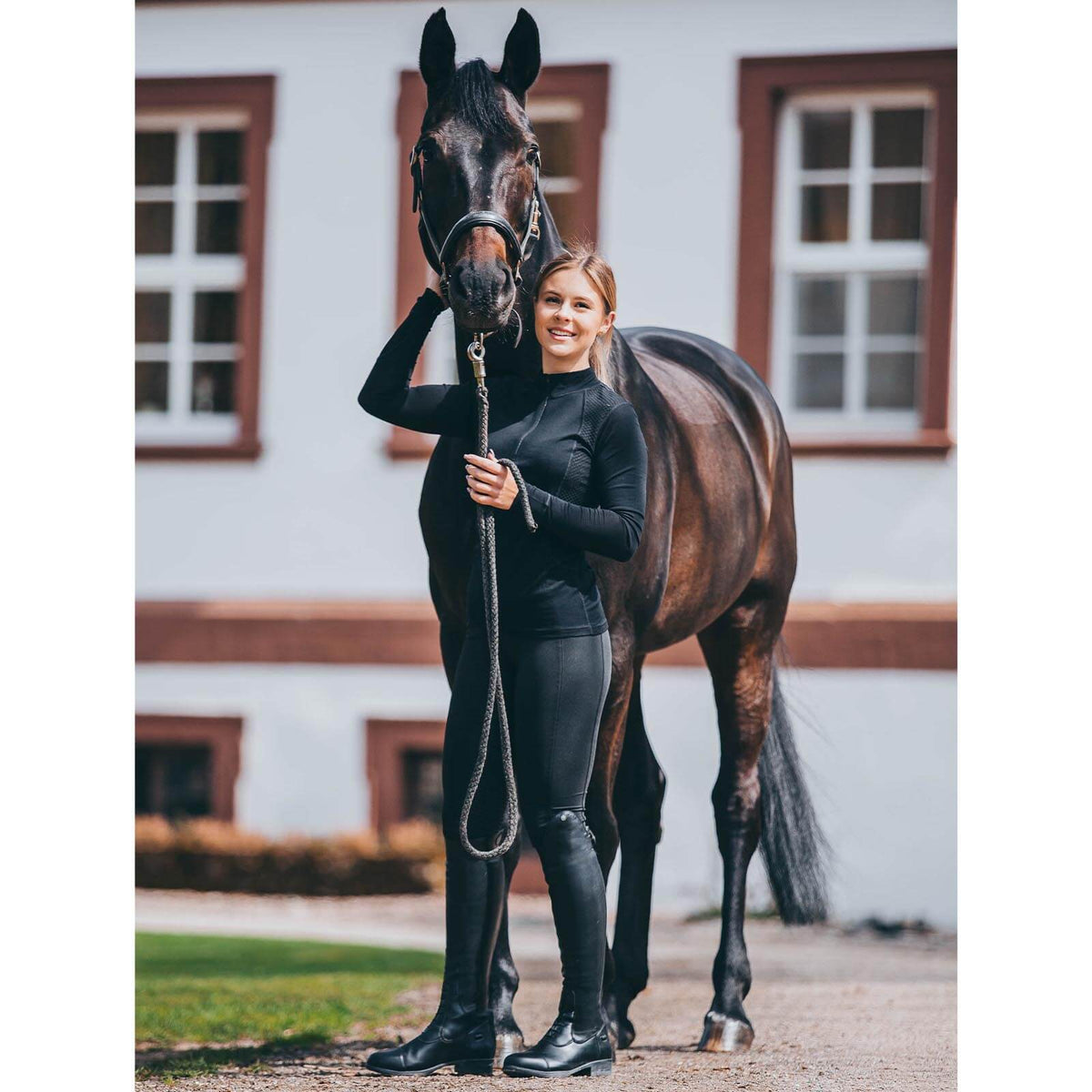 Suedwind Equestrian Reitstiefel Nova Tall Vegan, schwarz, an Person mit Pferd getragen.