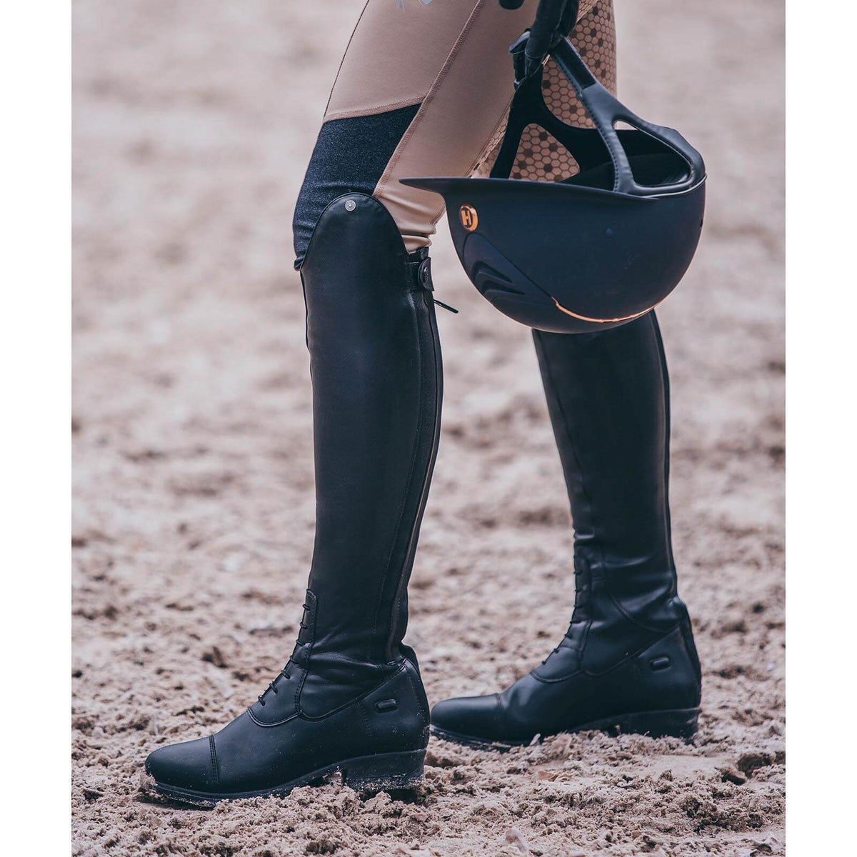 Suedwind Equestrian Reitstiefel Nova Tall Vegan, schwarz, an Reiterin getragen.