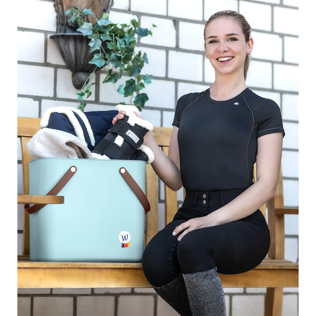 Waldhausen Tasche Multibag ECO, Mint, Frau sitzt mit Tasche auf einer Bank.
